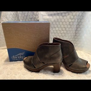 Dansko new in box Delphine Bronze Ankle Boots Size 37